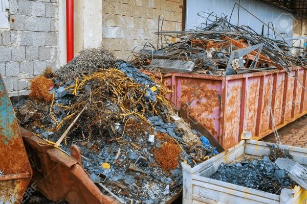 Nhân viên xử lý mọi loại phế liệu nhanh chóng